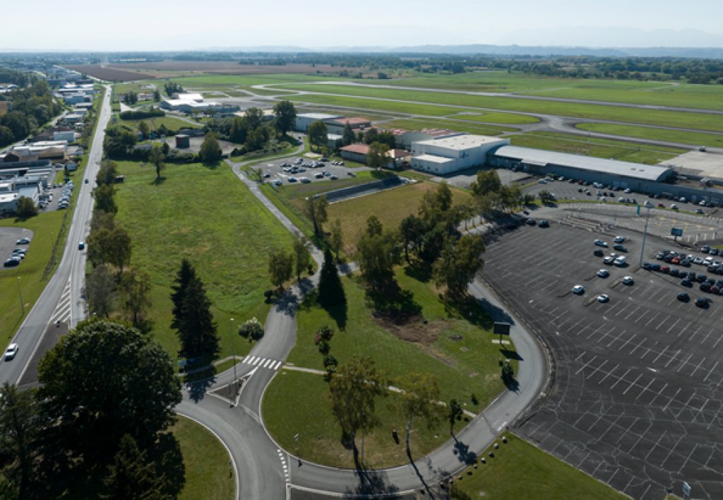  Road works at the entrance of the airport 